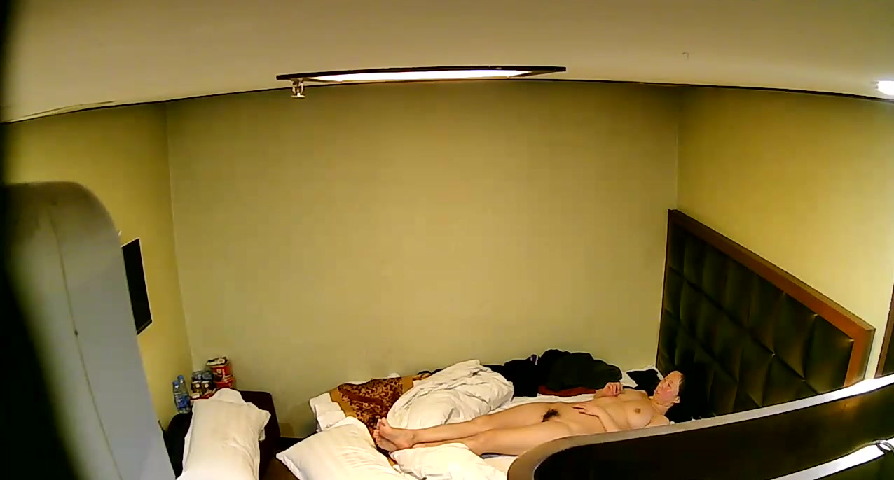 小旅馆偷拍小伙和单位已婚少妇开房偷情准备开干女友来电话了假扮电话信号不好把机挂了