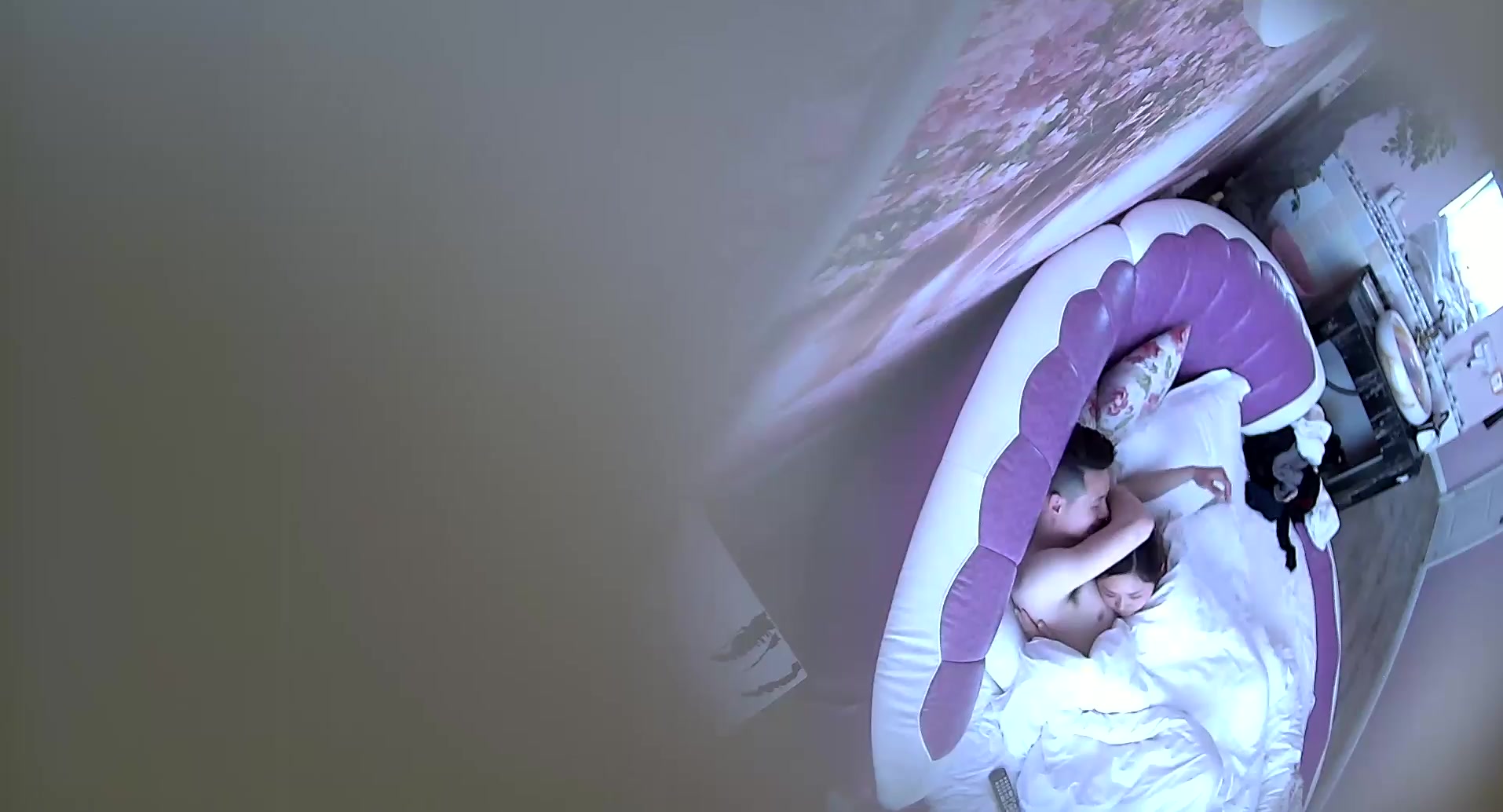 温馨钟点房喝着红牛的小青年与电话多业务有点忙的销售姐姐啪啪啪主动吃J8搞硬女上表情享受还说用力