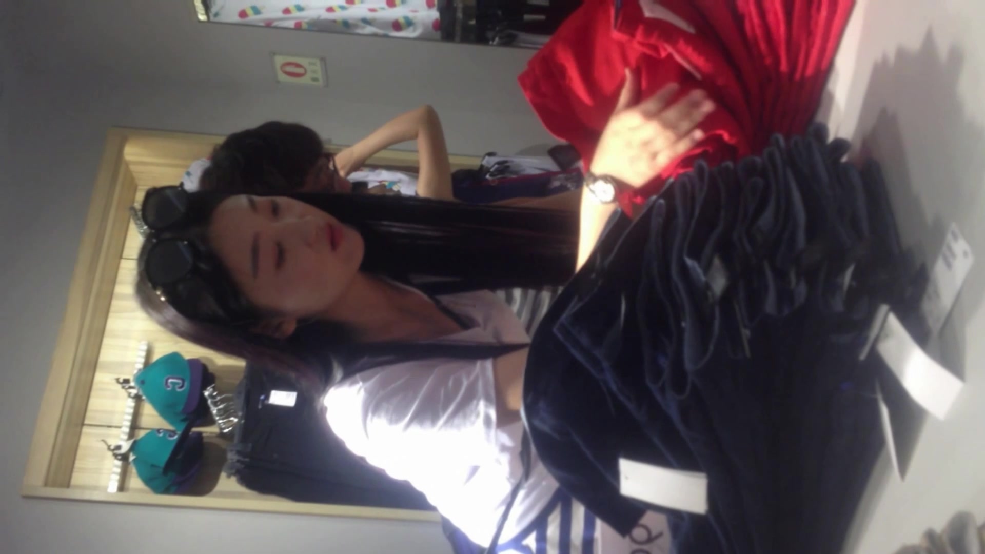 看到穿长裙子的漂亮女神就忍不住想把头伸进她裙底一探究竟,最爱这种不穿打底,内裤又小巧的[