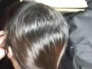 【全網推薦】【網爆門事件】二個學生在機場巴士車上饑渴女友俯身為男友口交 吃的津津有味 原版高清