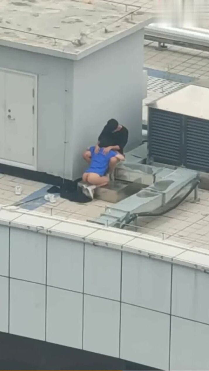 【吃瓜猛料】中学生情侣翘课跑到商场天台啪啪解锁各种姿势
