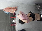 晚上透氣窗手機拍攝鄰居上大二的眼鏡妹子沐浴更衣 一對巨乳堅挺誘惑十足 露臉高清