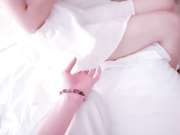 【原创】周末妹妹闺蜜过来找我，忽悠她一起喝强爽两瓶下肚有点上头，一边聊着她男友一边上手摸她奶子，强吻扣逼最后彻底沦陷，中途偷偷拔套狂射粉嫩骚逼